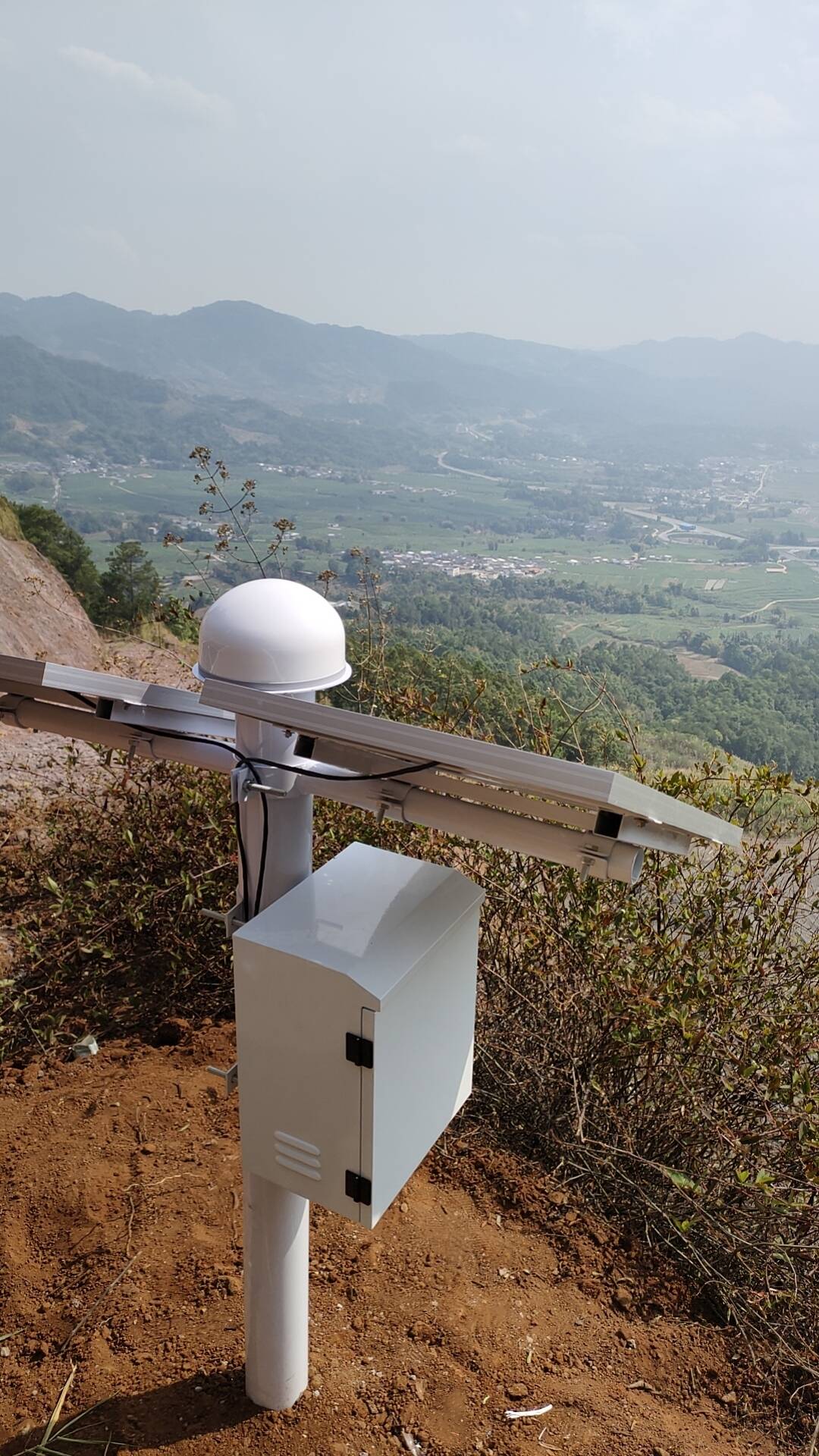 德宏州梁河縣芒東鎮(zhèn)戶那村竹平山采石場位移監(jiān)測站 (2).jpg